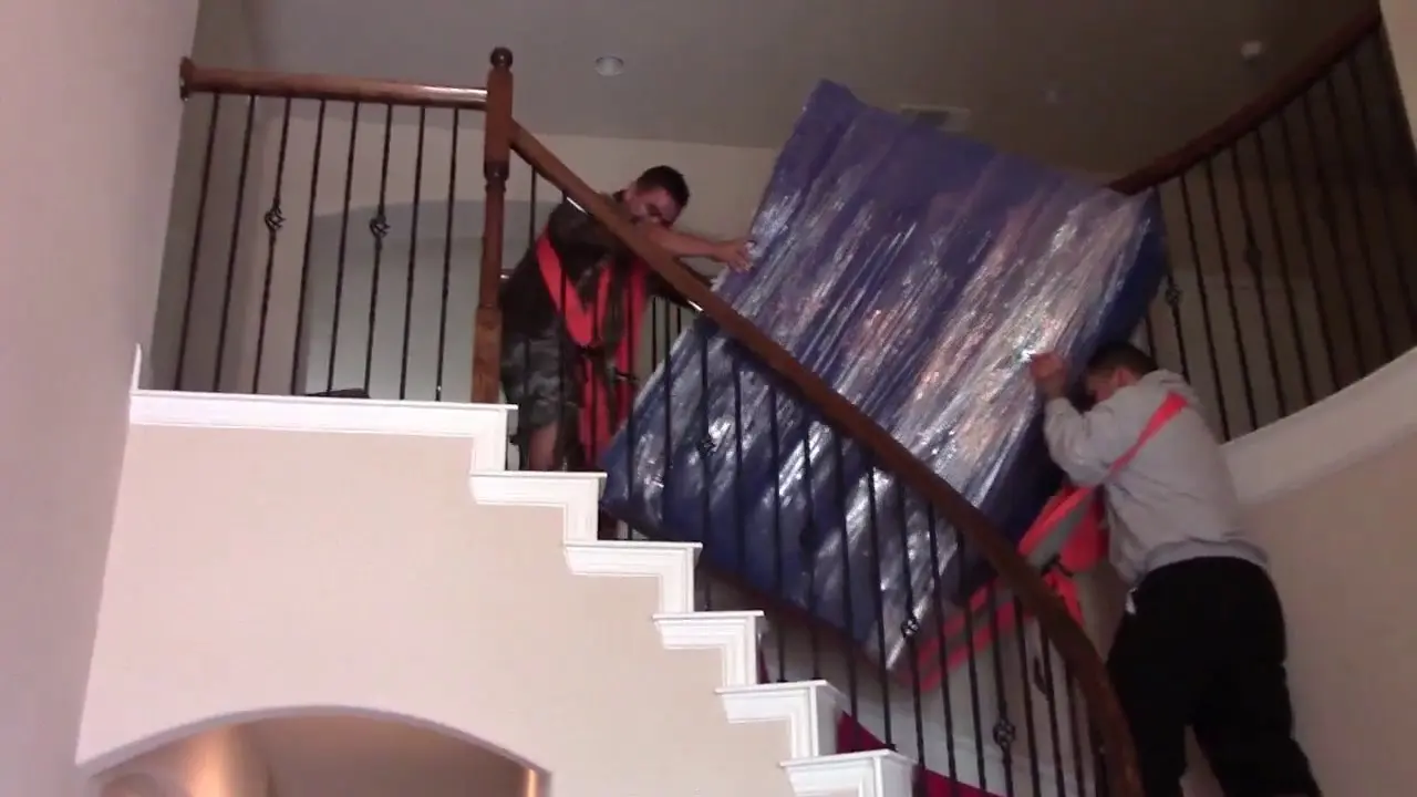 Flete: Cómo subir muebles por escalera de forma segura - Cómo subir objetos pesados por las escaleras flete subir muebles por escalera - Cómo subir objetos pesados por las escaleras