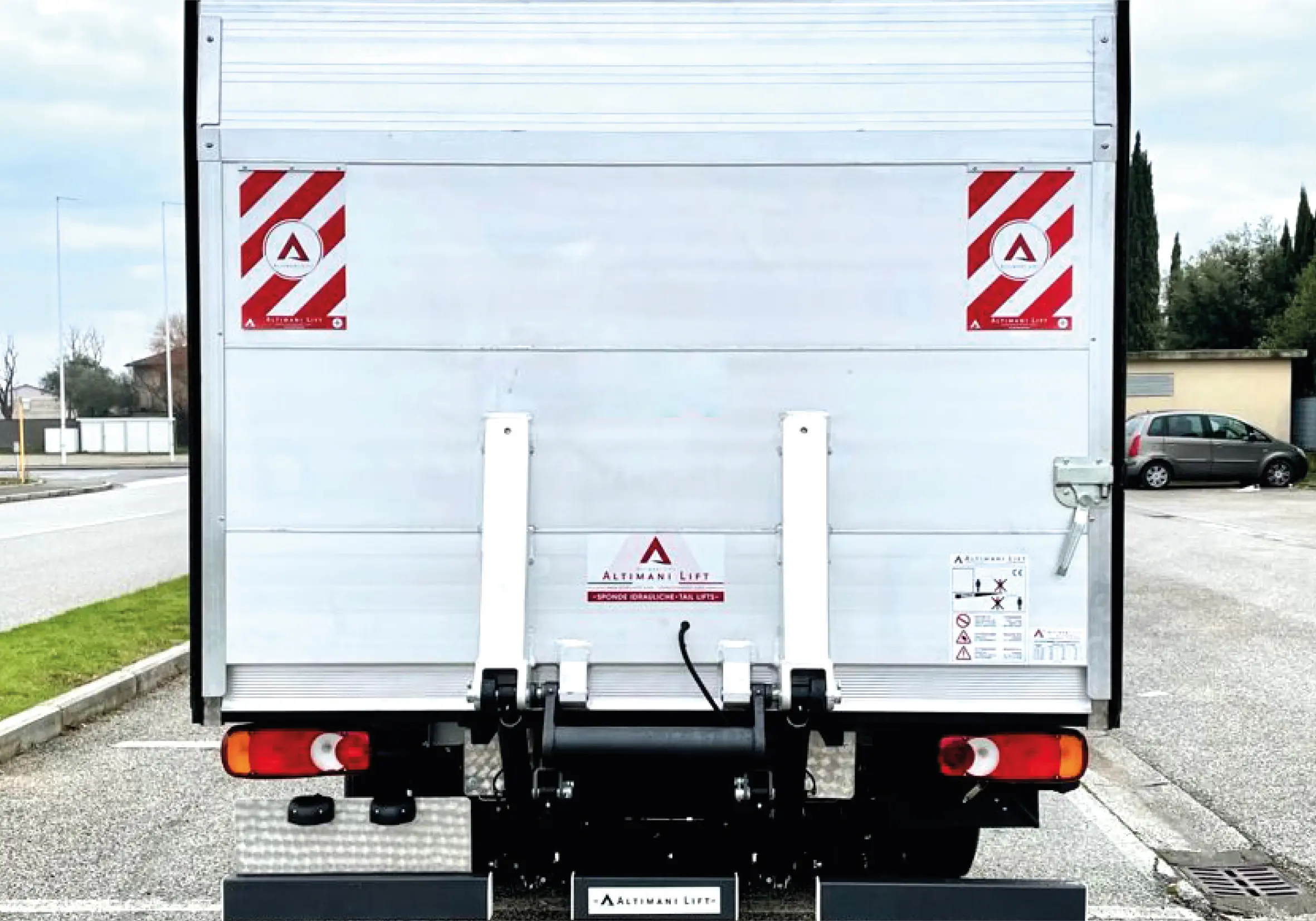 fletes camion con plataforma hidraulica españa - Cuánto carga un carrozado con trampilla