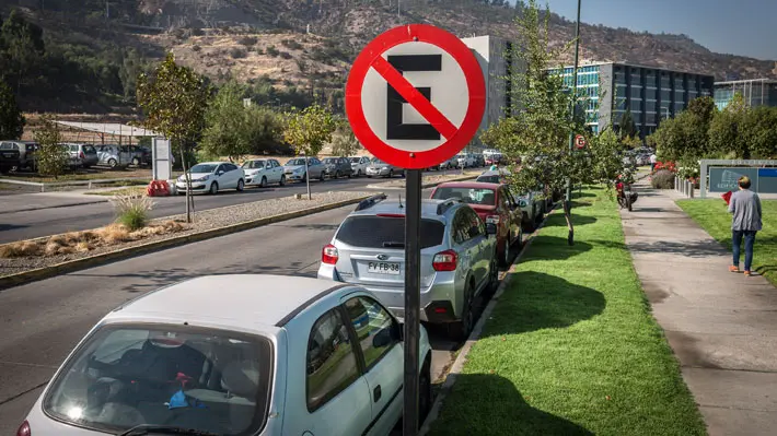 cartel de no aparcar de una empresa de mudanzas - Donde uno no se puede estacionar