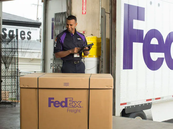 cargo de flete fedex - Fedex cobra una tarifa de envío