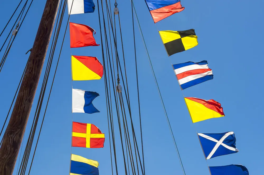 banderas blandas flete maritimo - Qué significan las banderas en los barcos