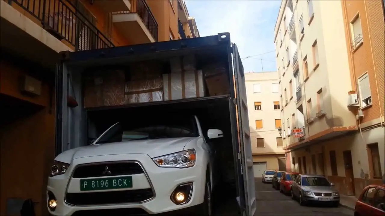 mudanza subir coche a contenedor - Se envían los coches en contenedores
